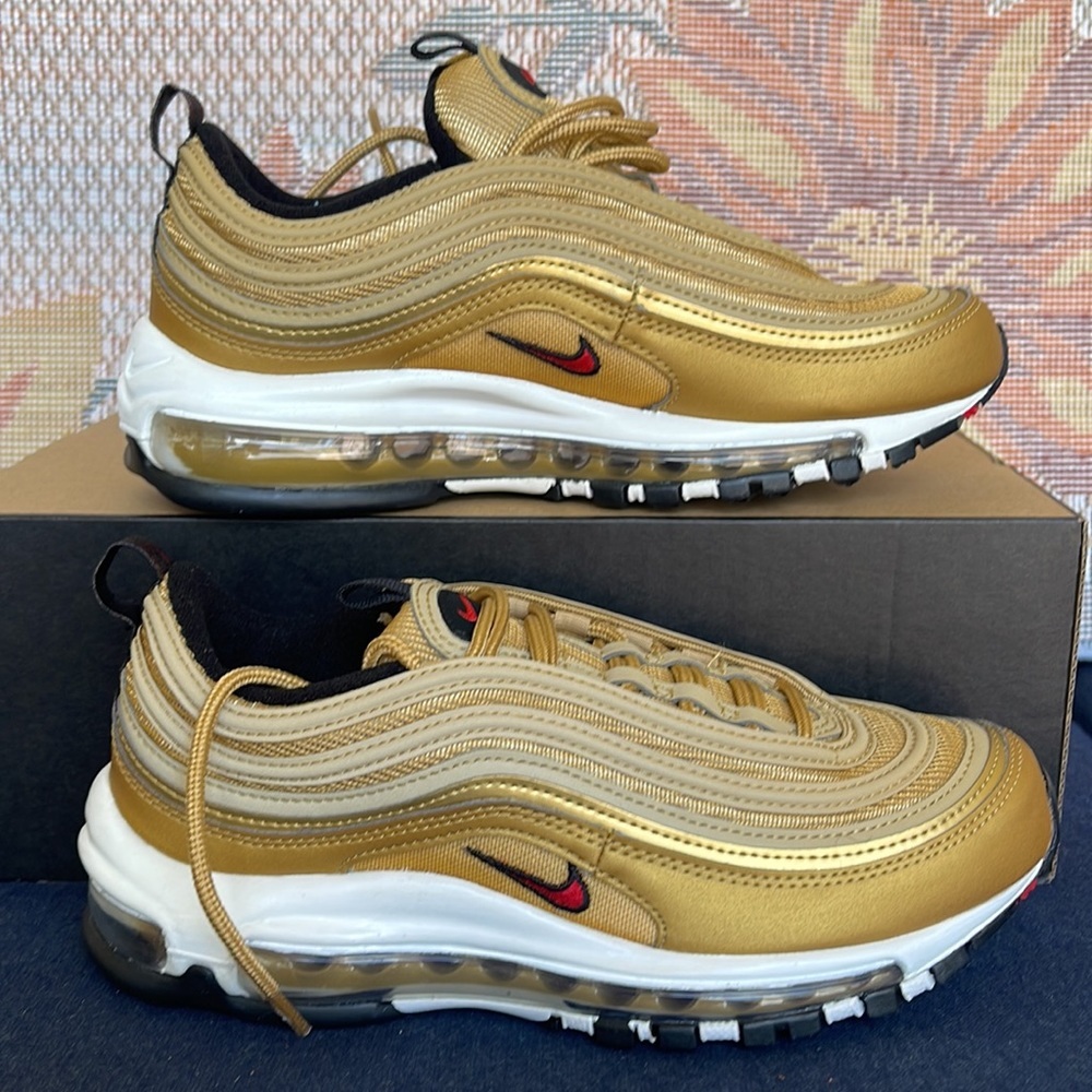 Nike WMNS Air Max 97
Metallic Gold/Black/White/ Varsity Red
Size 6.5
DQ9131-700